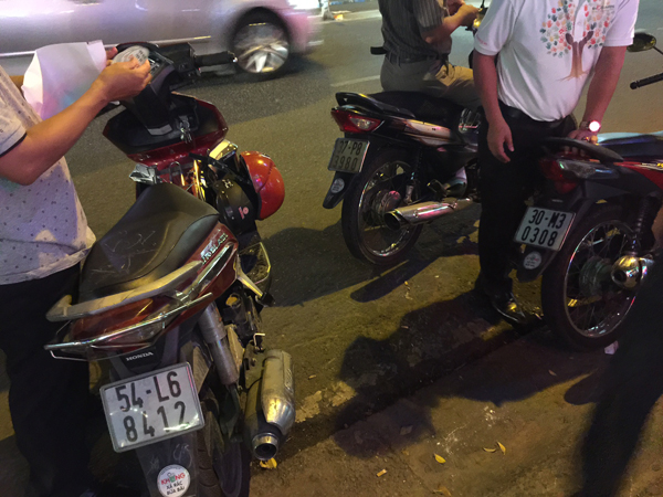 Sticker[-]trên[-]mọi[-]nẻo[-]đường